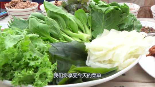 韩国兴森一家人，炒猪肉和叶包裹