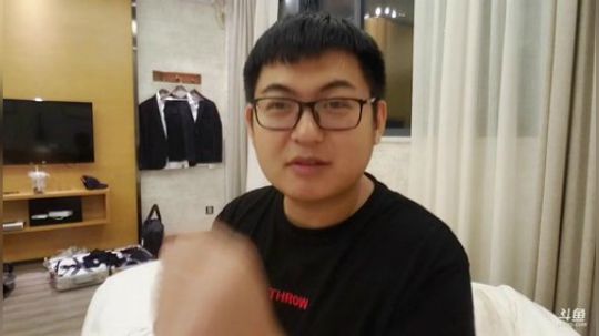 我在斗鱼看火力堂主直播户外