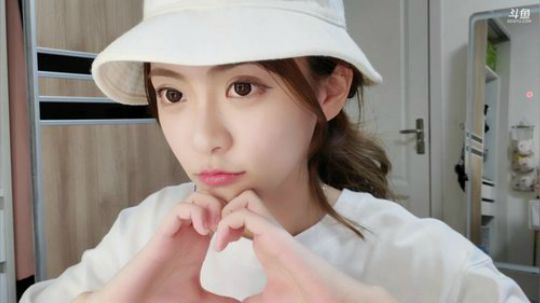 菜菜的瓜皮帽发布了一个斗鱼视频2019-08-31