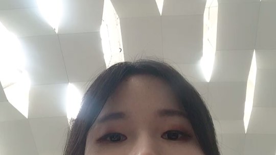 航班延误。在机场无聊想拍个照片发鱼吧 但是感觉怎么拍都丑 就