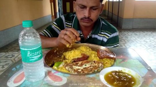 印度三哥 又最新一期徒手喝矿泉水