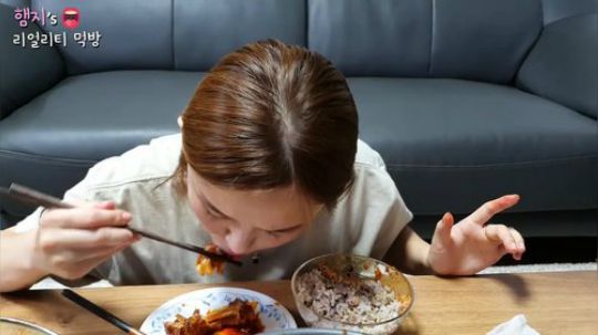 爽快吃播 【Hamzy】今天简单吃一点芝士排骨下饭 芝士排骨