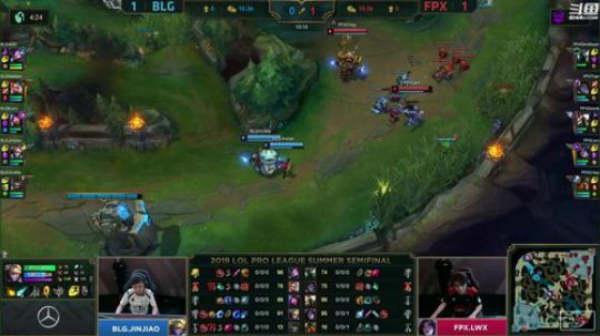 我在斗鱼看英雄联盟赛事直播英雄联盟