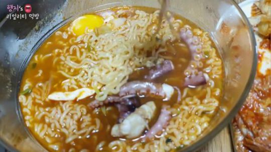 爽快吃播 【Hamzy】超好吃的鱿鱼拉面+辣白菜（擦口水