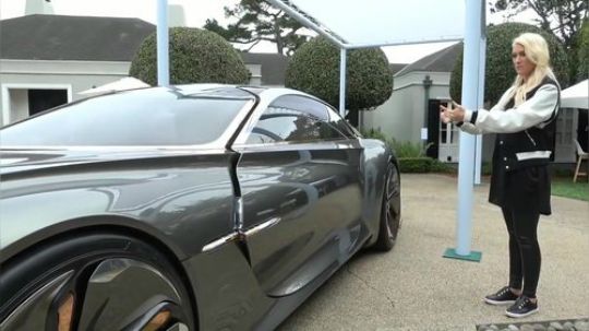 这辆宾利车来自未来！太有科技感了