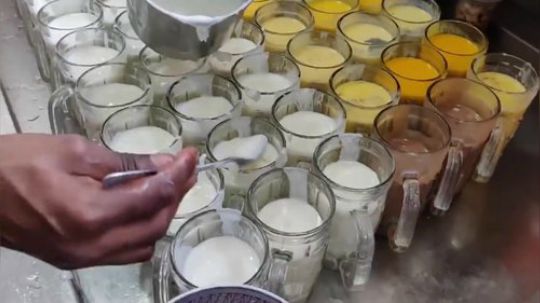 【印度拉西酸奶雪糕版】看起来好像这家店挺卫生的 配料相当丰富