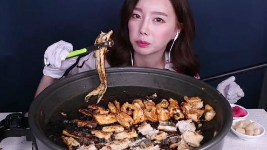 ssoyoung【中文字幕】素英KO活鳗鱼