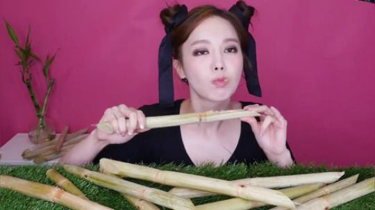 Ssoyoung【中文字幕】吃甘蔗