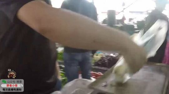 我在斗鱼看野食小哥直播美食