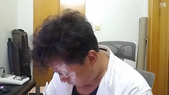 我在斗鱼看威海大叔直播美食