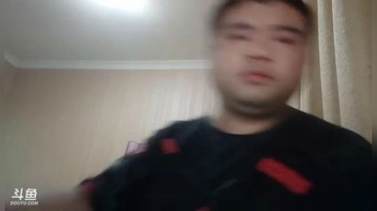 我在斗鱼看做个疯子直播户外