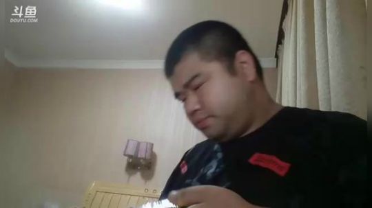 我在斗鱼看做个疯子直播户外