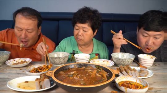 满桌家常饭——炖带鱼饼汤拌鱿鱼荞麦凉粉糕料理