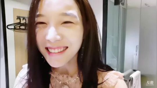 我在斗鱼看百变姑姑肖淑洁直播户外
