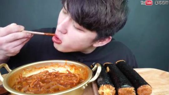 【微笑吃播】韩国深渊巨口小哥之泡菜宽粉配紫菜卷