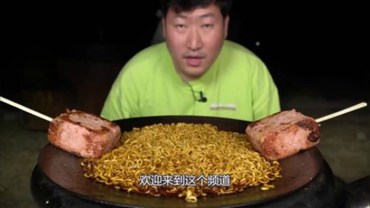 韩国吃货兴森，火鸡炸酱面午餐肉