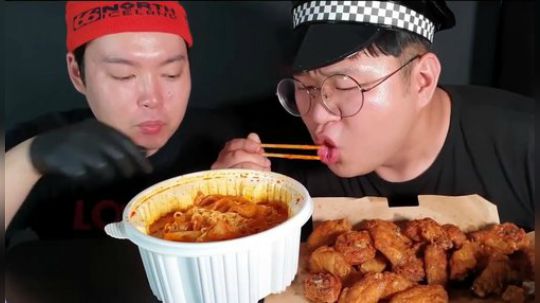 [韩国吃播][大脸小哥]和欲望小哥一起) 吃辣炒年糕…