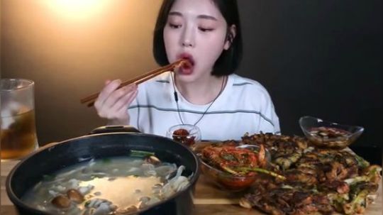 韩国美女吃播文福姬小姐姐刀削面海鲜葱饼