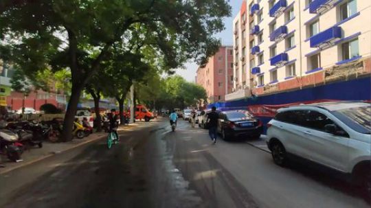 想去北京看看  ：十字坡街骑行