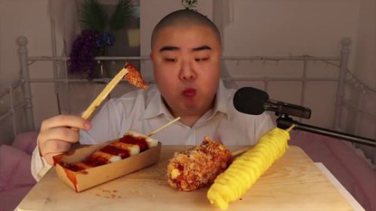 韩国戏精吃播  真正的炸薯条糕牛