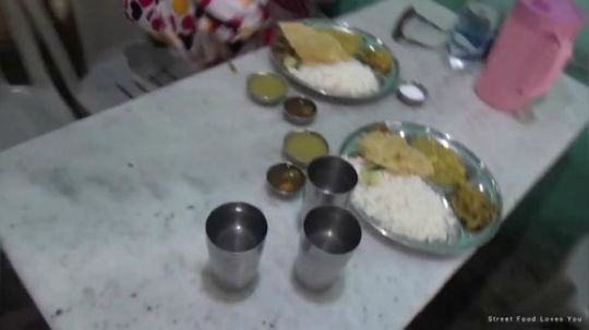 印度街头美食-家人一起吃手抓饭丨印度街头美食