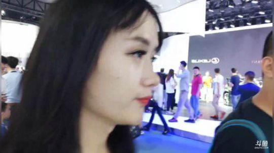 车展车模里混进一个奇怪的东西 2019-09-07 15点场