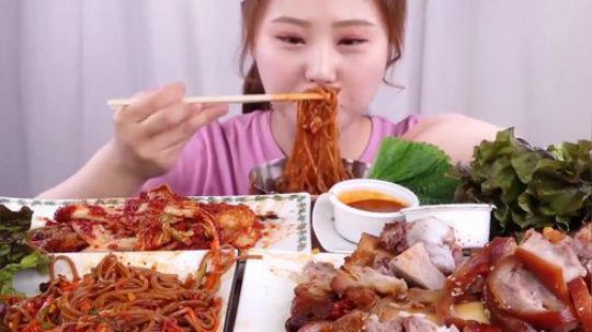 韩式酱猪蹄肉拌面菜包肉w