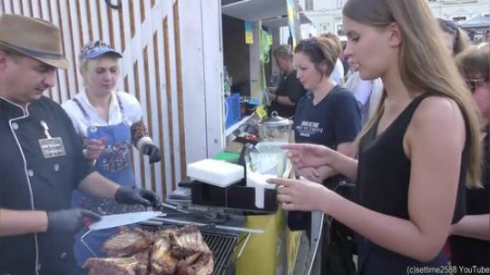 乌克兰模特试吃超大猪肉烤串-乌克兰街头美食