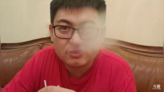 我在斗鱼看火力堂主直播户外