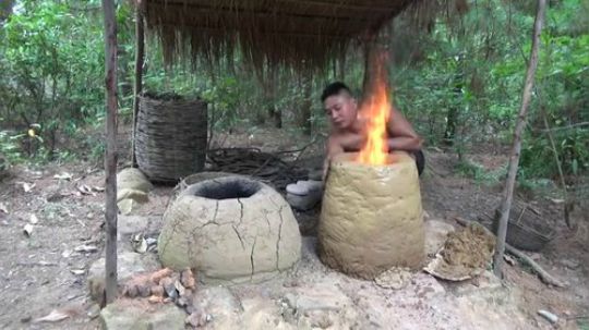 【原始的生活】越南小哥 炼铁锻造铁器