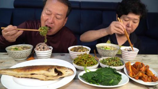 韩国兴森一家人，南瓜叶包饭和烤鱼-韩国兴森一家人，