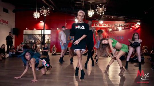 【高跟鞋男神Yanis】红房子美女Stevie Dore客串