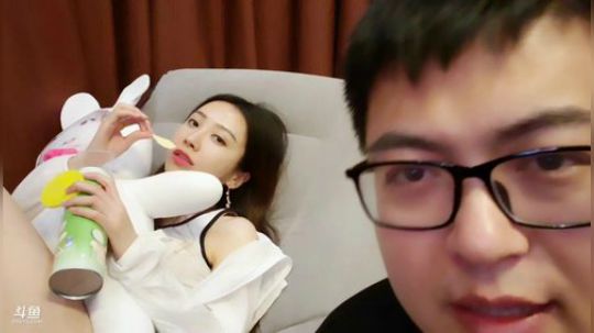 我在斗鱼看火力堂主直播户外