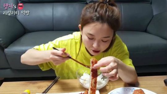 【 Hamzy】小姐姐吃泡菜煎蛋烤午餐肉 冰块泡饭 炸酱面