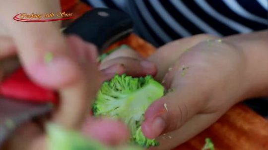 柬埔寨小姐姐 美味鲜虾烹饪花椰菜