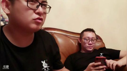 我在斗鱼看火力堂主直播户外