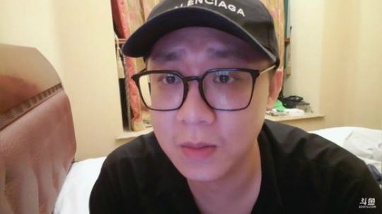 我在斗鱼看小鱼小鱼吃虾米直播户外
