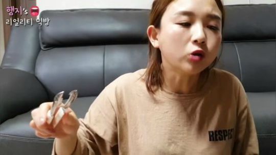 Hamzy小姐姐吃烤韩牛 烤蘑菇 拌韭菜 烧酒