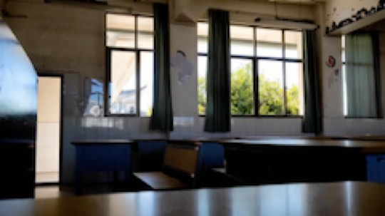 大梦初醒，原来只是一场梦，
你还是那个16岁高二的懵懂无知少