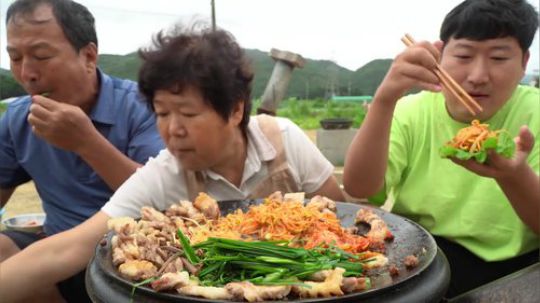 兴森吃播 放满蔬菜的三层炒饭