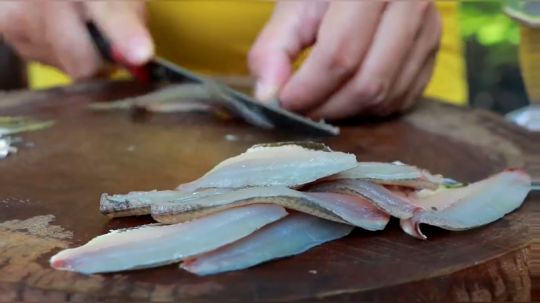 柬埔寨小姐姐 美味海鱼裹上面炸制金黄(馋坏隔壁小孩)