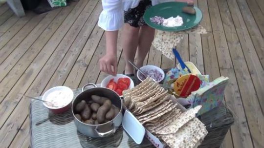 【瑞典人家聚会美食-鲱鱼罐头】看看瑞典人怎么吃世界第一臭罐头