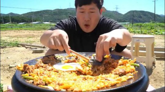 单挑：韩国农村吃货兴森，吃妈妈做的满满一大锅猪肉泡菜炒饭