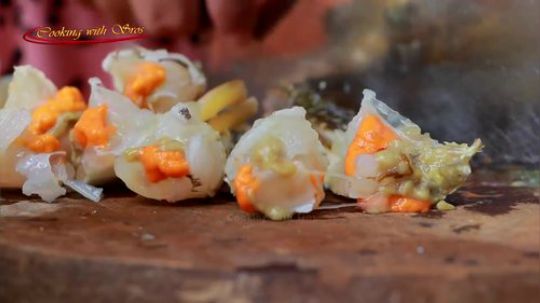 柬埔寨小姐姐 美味蒜薹炒蓝蟹食谱