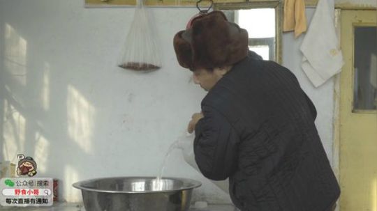 我在斗鱼看野食小哥直播美食