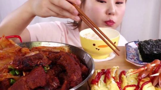 开吃辣红烧猪肋骨搭配韩式越冬泡菜， 蛋卷你香肠