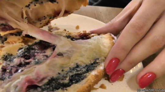 模特试吃加了蓝莓、梨的羊角面包-甜点店