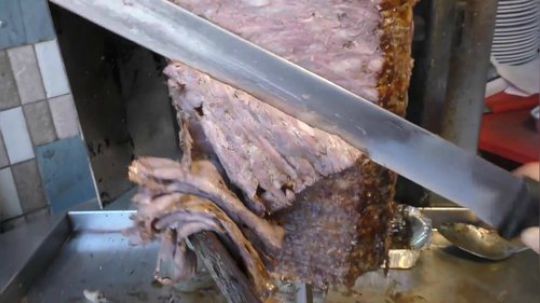 【伦敦街头美食】最好的烤面包圈，烤牛肉番茄沙拉辣酱配上薯条