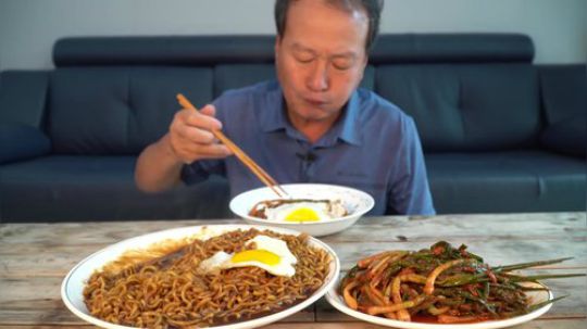 兴森爸爸今天首秀 炸酱面
