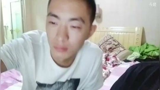我在斗鱼看做个疯子直播户外